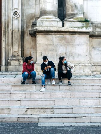 παρέα κάθεται στα σκαλάκια στην Ιταλία