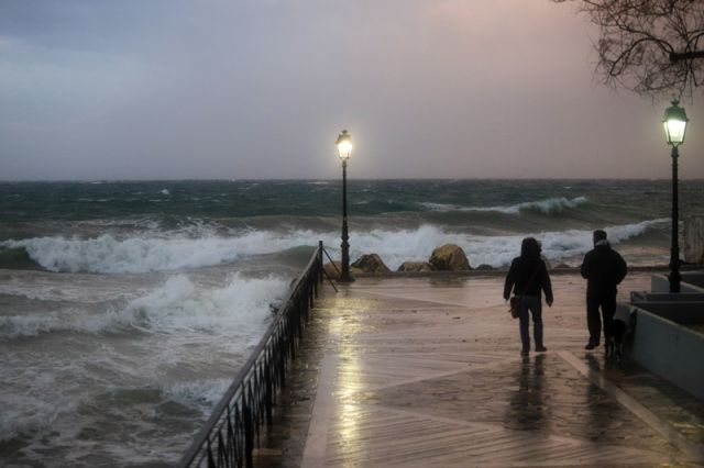 ζευγάρι περπατάει στη θάλασσα