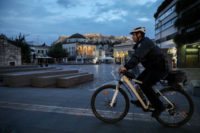 ποδηλάτης στο μοναστηράκι