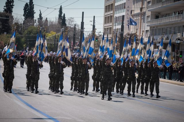 Στρατιώτες με ελληνικές σημαίες