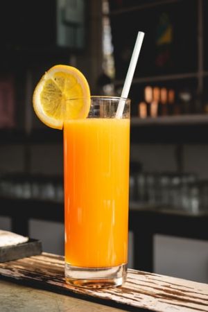 Χυμός πορτοκάλι σε ποτήρι
