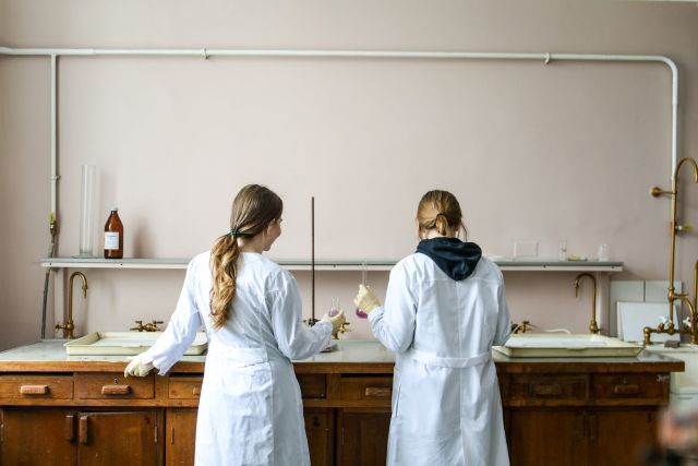 Γυναίκες με λευκές ρόμπες σε ερευνητικό κέντρο 
