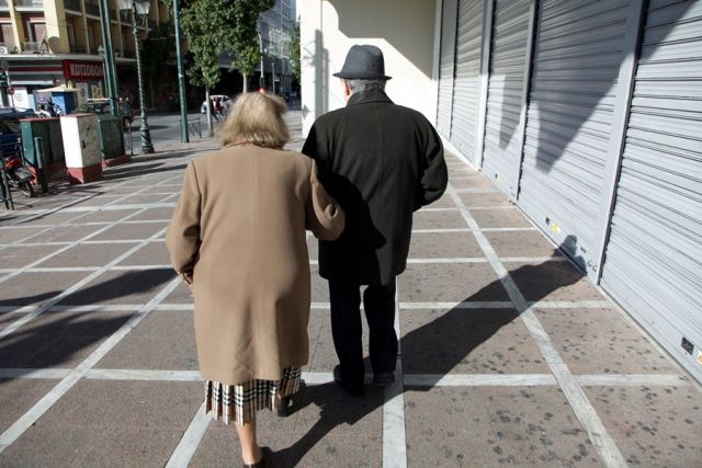 Ηλικιωμένοι γυρισμένοι πλάτη 