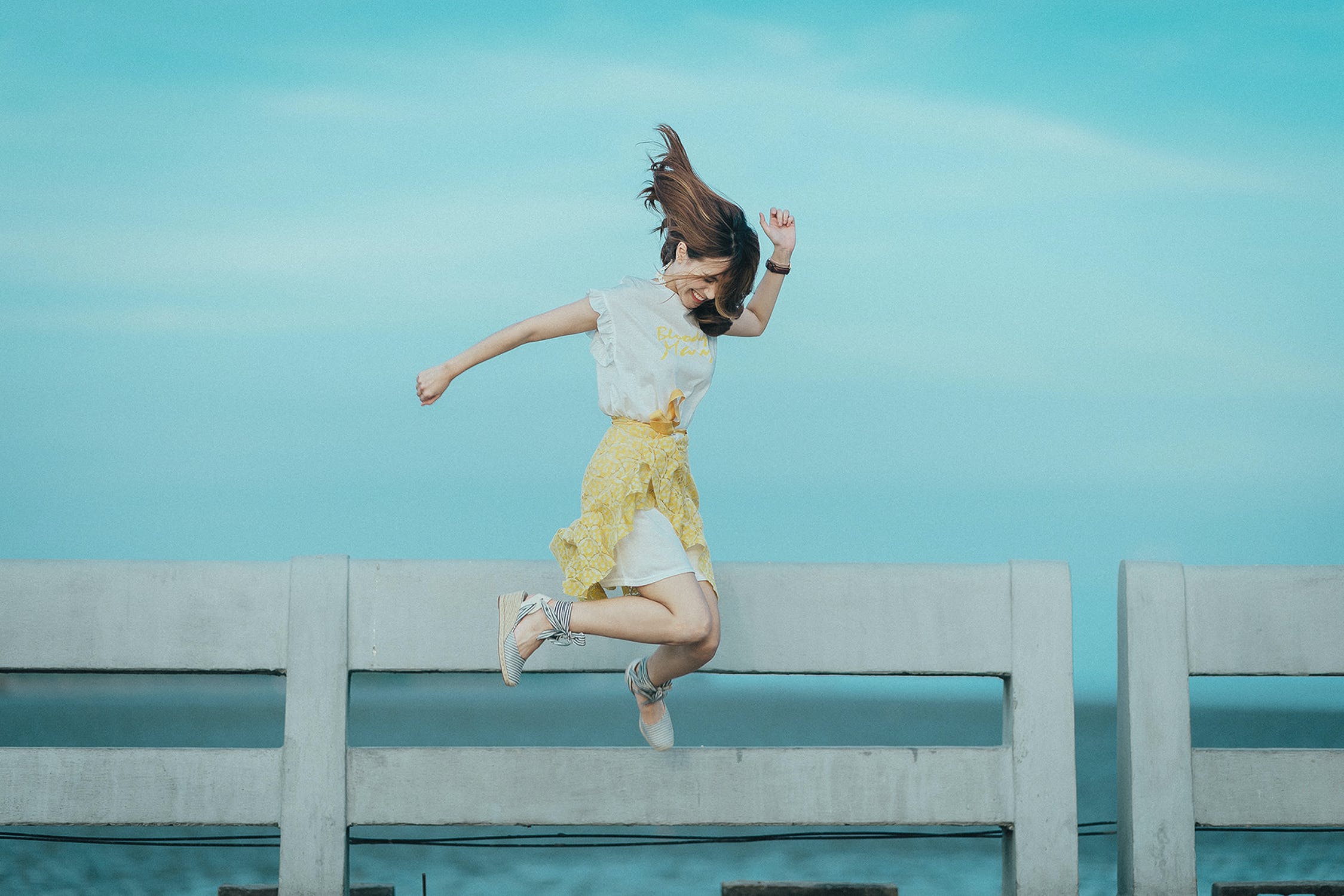 Κορίτσι πηδά στον αέρα 