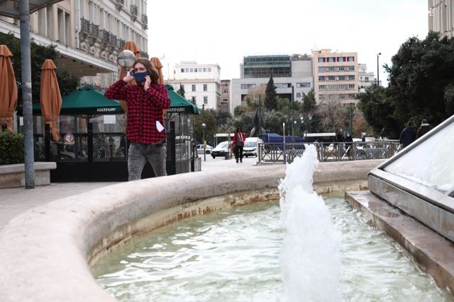 Αγόρι με μάσκα σε συντριβάνι