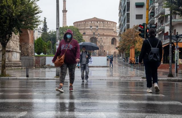 Κόσμος με μάσκα 