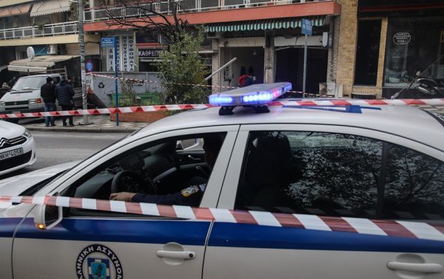 Αστυνομία με περιπολικό και κόκκινες κορδέλες 