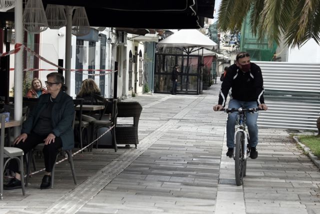 Άνδρας κάνει ποδήλατο 