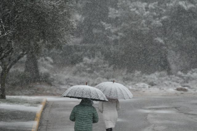 κακοκαιρία χιονιά και ομπρέλες 