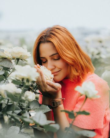 Γυναίκα μυρίζει λουλούδι 