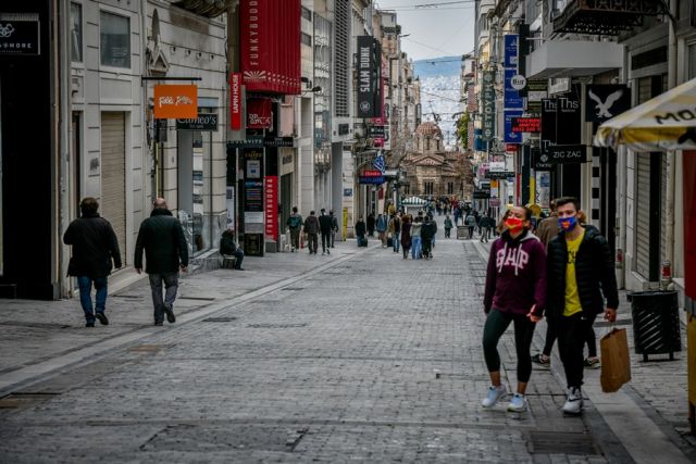 Κόσμος με μάσκα στην Ερμού 