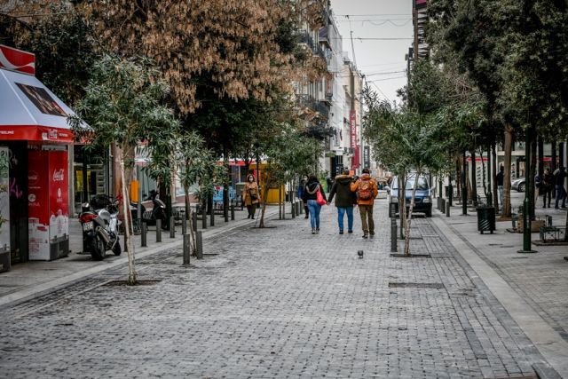 Κόσμος με μάσκα Ερμού 