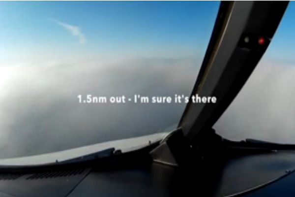 Βρετανία: Δείτε την ομιχλώδη προσγείωση αεροπλάνου μέσα από το κόκπιτ! (Viral-Video)