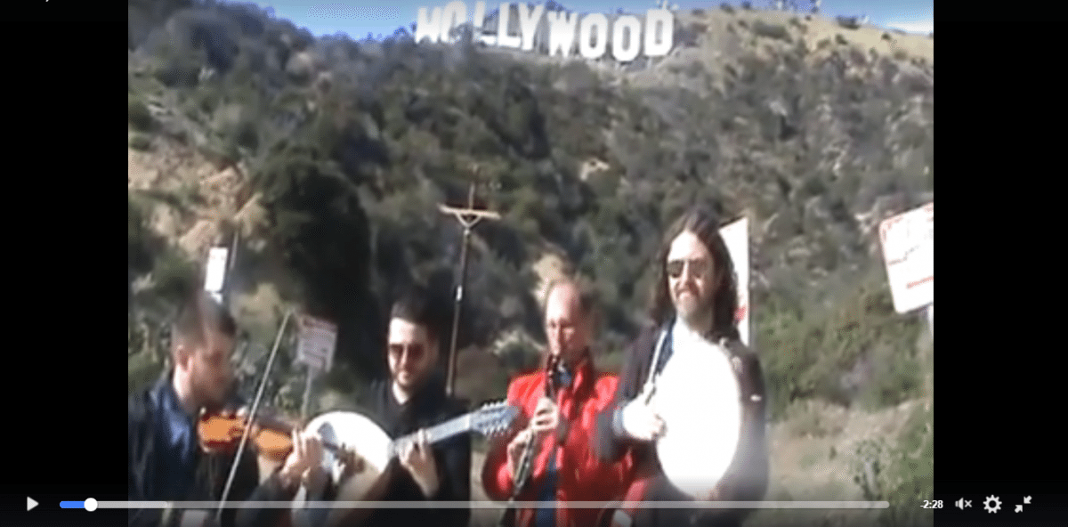 Παίζουν την «Καραγκούνα» μπροστά στην ταμπέλα του Χόλιγουντ (vid)