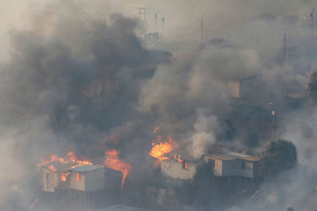 Fire burns houses on a hill, where more than 100 homes were burned due to a forest fire but there have been no reports of death, local authorities said in Valparaiso, Chile January 2, 2017. REUTERS/Rodrigo Garrido