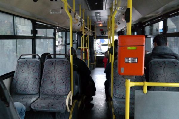Εισβολή σε λεωφορείο της αφετηρίας Ζωγράφου από 4 νεαρούς που έσπασαν τα ακυρωτικά μηχανήματα