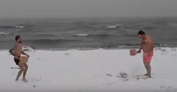 Με τα μαγιό Θεσσαλονικείς παίζουν ρακέτες σε χιονισμένη παραλία (video)