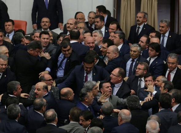 Πιάστηκαν στα χέρια στο κοινοβούλιο στην Τουρκία (video)