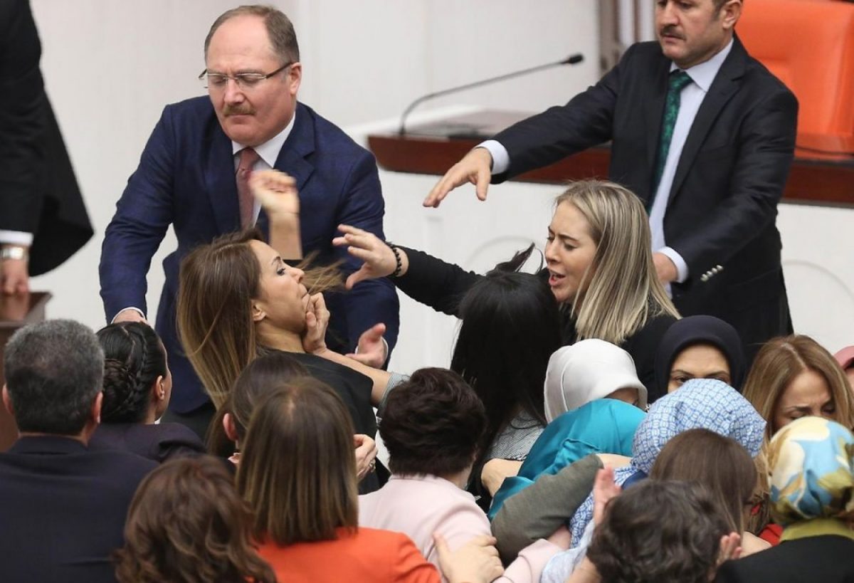 Τουρκία: “Ξεμαλλιάστηκαν” στην Βουλή με αφορμή τον Ερντογάν (video)