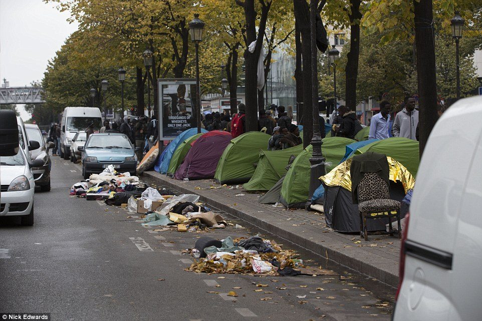 Γαλλικές Αρχές: Κατάσχουν κουβέρτες προσφύγων για ένα “πιο όμορφο Παρίσι”