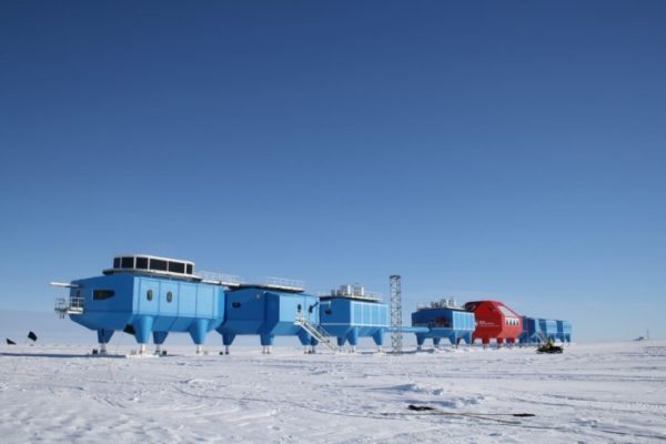Halley-VI-Research-Station-modules-at-the-old-site-736x491-600x400