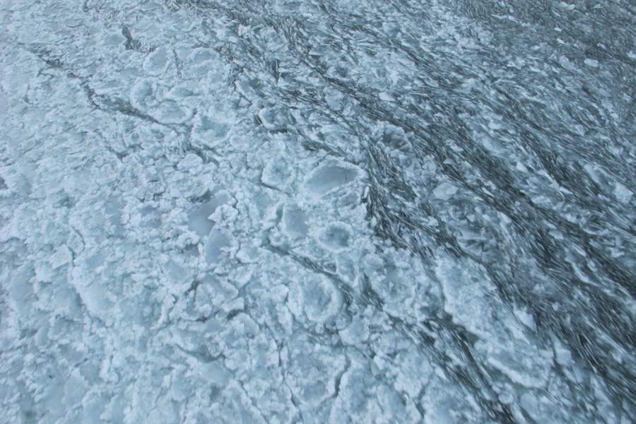Ο τρομακτικός ήχος του πάγου όταν πέφτει πάνω σε παγωμένη επιφάνεια (video)