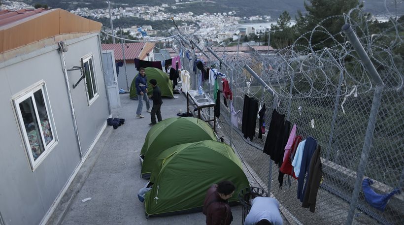 Σάμος: Επεισόδια με δημοσιογράφους στο κέντρο προσφύγων- Τους κράτησαν οι Αρχές