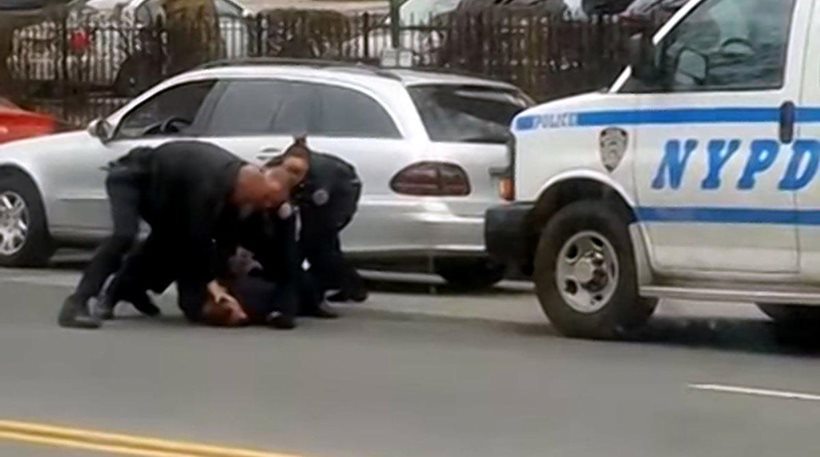 Βίντεο- σοκ: Αστυνομικοί ξυλοκοπούν ακινητοποιημένο 50χρονο