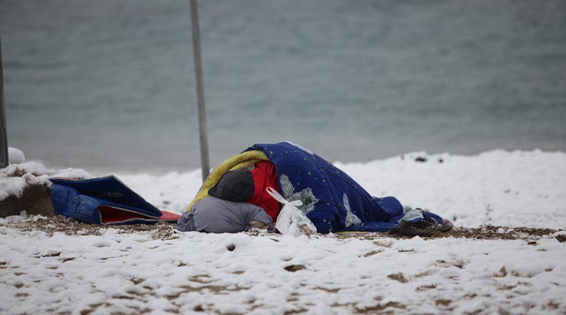Σοκαριστικές εικόνες: Άστεγος κοιμάται σε χιονισμένη παραλία της Αττικής