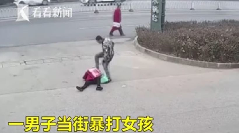 Τρομακτικό video: Ξυλοκοπά βάναυσα τη σύντροφο του στη μέση του δρόμου