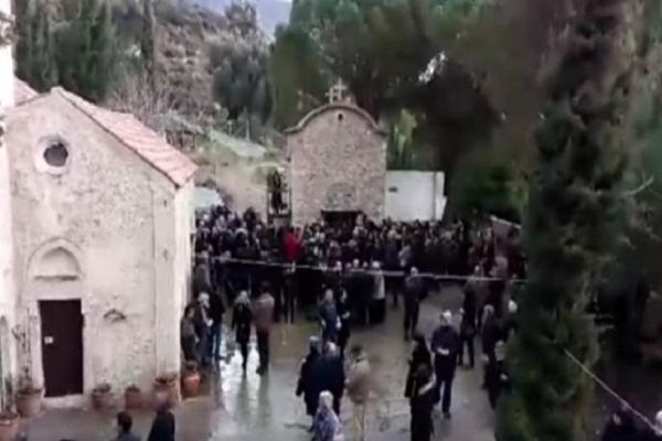 Κρήτη: Κηδεία ηγουμένου που θύμισε “σκηνικό” από τη … Λωρίδα της Γάζας! (Video)