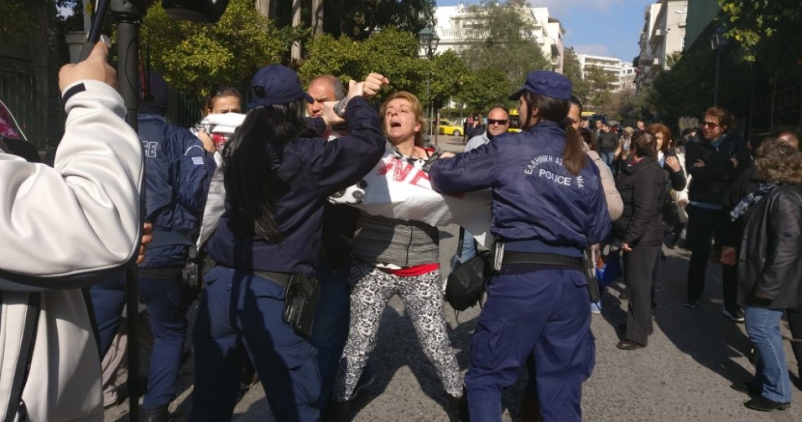 “Πιάστηκαν στα χέρια” καθαρίστριες και ΜΑΤ: Διαδηλώσεις στο Μαξίμου (photos)