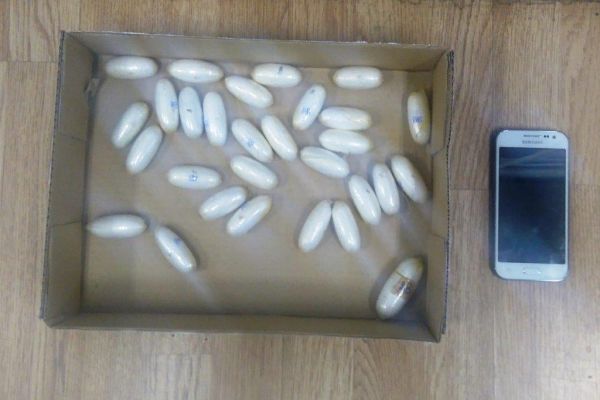 Καρτέλ ναρκωτικών στέλνει αεροπορικώς «βαποράκια» με τα στομάχια γεμάτα «αυγά κοκαΐνης» (Photo)