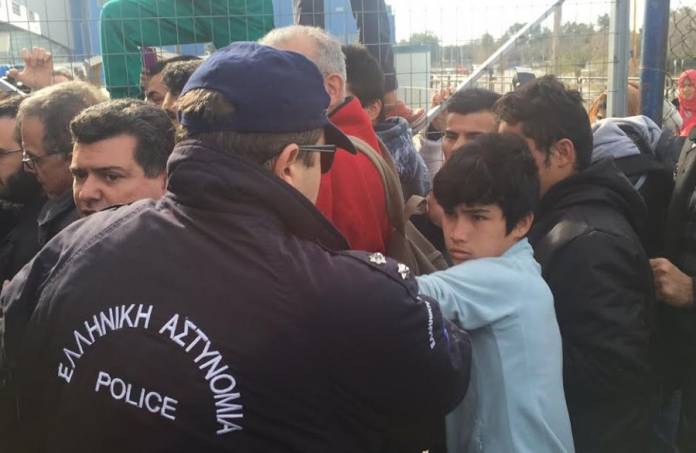 Καταυλισμός Ελληνικού: Τι λέει το προσφυγόπουλο που “πιάστηκε” με τον αστυνομικό