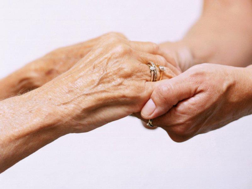 Ηλικιωμένοι σε μια κοινωνία που δεν «ανέχεται» τα γηρατειά