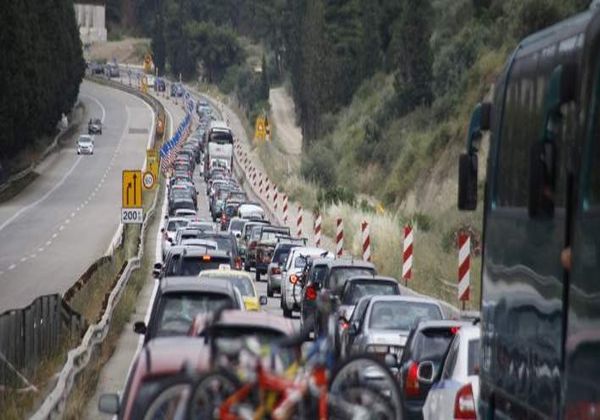 Η επιστροφή των εκδρομέων έφερε μποτιλιάρισμα και ουρές στις εθνικές οδούς