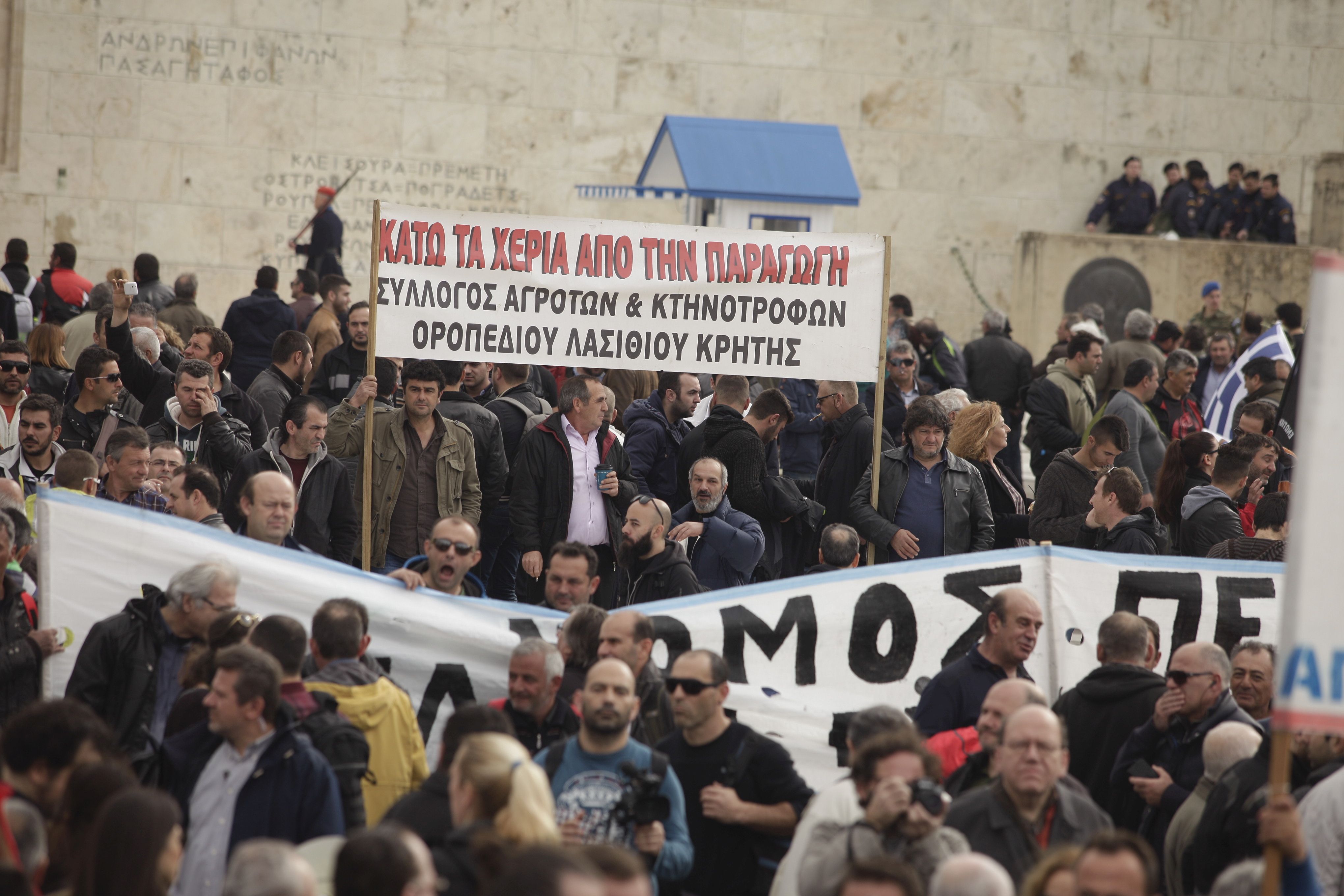 Στους δρόμους οι αγρότες: Αποκλεισμένο από κλούβες των ΜΑΤ το υπουργείο Αγροτικής Ανάπτυξης (pic-vid)