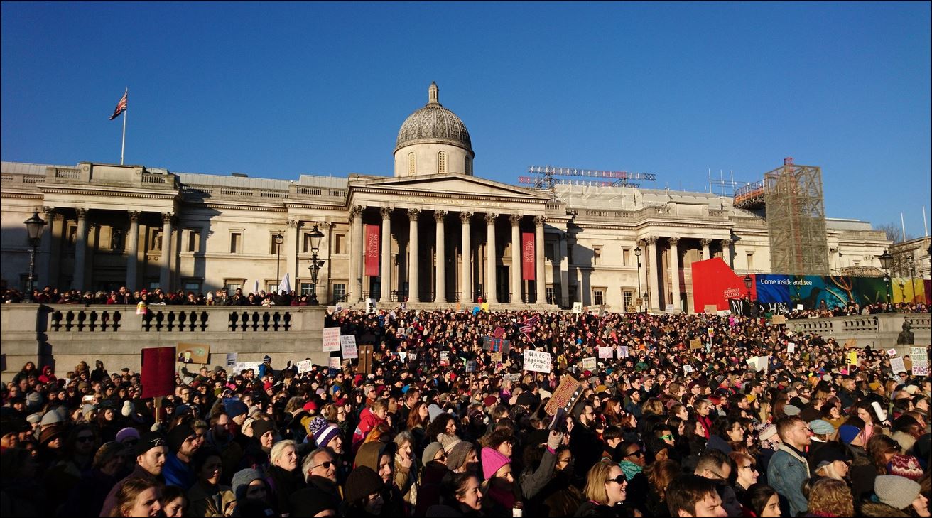 Χιλιάδες διαδηλωτές στους δρόμους του Λονδίνου: “Όχι στον Τραμπ” (photos)