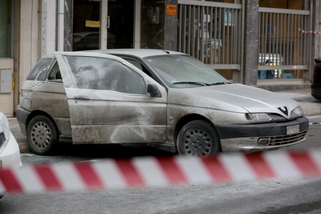 Το ένα αυτοκίνητο που έχει υποστεί ζημιές στην είσοδο των γραφείων του ΣΥΡΙΖΑ, στην πλατεία Κουμουνδούρου, την Κυριακή 19 Φεβρουαρίου 2017. Επίθεση με βόμβες μολότοφ, από ομάδα αγνώστων, σημειώθηκε στα γραφεία του ΣΥΡΙΖΑ στην πλατεία Κουμουνδούρου. Σύμφωνα με τις πρώτες πληροφορίες προκλήθηκαν ζημιές σε δύο αυτοκίνητα που ήταν σταθμευμένα έξω από τα γραφεία του κόμματος καθώς και στην τζαμαρία των γραφείων. Οι φωτιές σβήστηκαν από την αστυνομική δύναμη που βρίσκεται στο σημείο, πριν πάρουν μεγάλες διαστάσεις. ΑΠΕ-ΜΠΕ/ΑΠΕ-ΜΠΕ/ΣΥΜΕΛΑ ΠΑΝΤΖΑΡΤΖΗ
