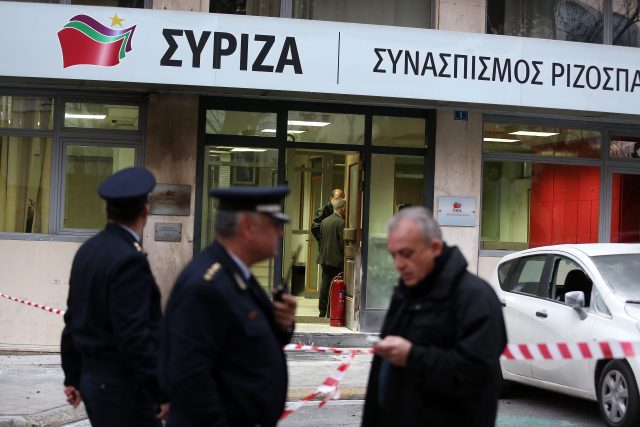 Αστυνομικοί έχουν αποκλείσει την είσοδο των γραφείων του ΣΥΡΙΖΑ, στην πλατεία Κουμουνδούρου, την Κυριακή 19 Φεβρουαρίου 2017. Επίθεση με βόμβες μολότοφ, από ομάδα αγνώστων, σημειώθηκε στα γραφεία του ΣΥΡΙΖΑ στην πλατεία Κουμουνδούρου. Σύμφωνα με τις πρώτες πληροφορίες προκλήθηκαν ζημιές σε δύο αυτοκίνητα που ήταν σταθμευμένα έξω από τα γραφεία του κόμματος καθώς και στην τζαμαρία των γραφείων. Οι φωτιές σβήστηκαν από την αστυνομική δύναμη που βρίσκεται στο σημείο, πριν πάρουν μεγάλες διαστάσεις. ΑΠΕ-ΜΠΕ/ΑΠΕ-ΜΠΕ/ΣΥΜΕΛΑ ΠΑΝΤΖΑΡΤΖΗ