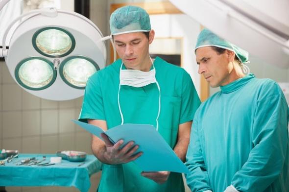 Δείτε γιατί οι χειρουργοί φοράνε πράσινες ή μπλε στολές