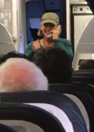 A-Pilot-Was-Removed-From-Her-Flight-After-Going-On-A-Bizarre-Rant-About-Trump-And-Clinton(1)