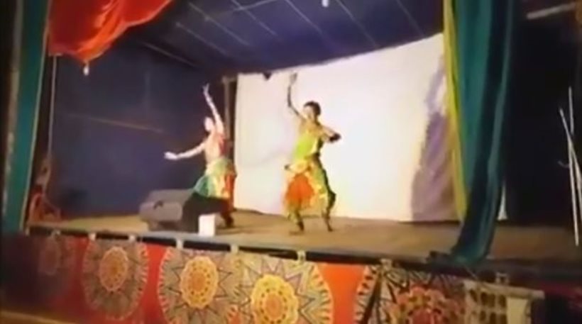 Χορευτής πέφτει νεκρός στη σκηνή και η διπλανή του συνεχίζει τον χορό (video)