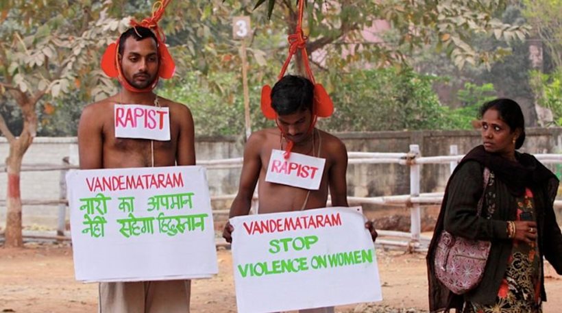 Ινδή υπουργός: “Οι βιαστές θα κρεμιούνται ανάποδα και θα ρίχνουμε τσίλι στις πληγές τους”