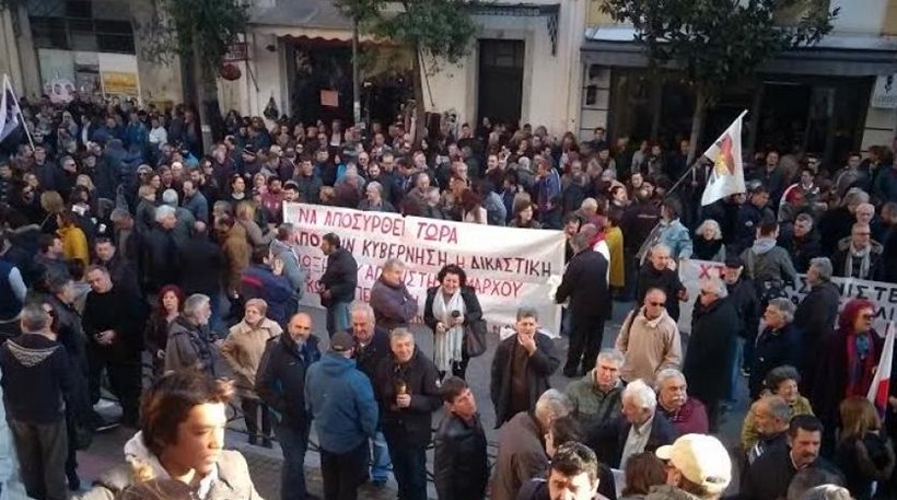 Στα δικαστήρια ο δήμαρχος της Πάτρας, ύστερα από μήνυση της ΧΑ- Πλήθος κόσμου στο πλευρό του (photos)