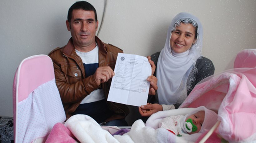 Αυτό κι αν είναι φανατισμός: Τούρκοι βάφτισαν την κόρη τους “ναι” για να στηρίξουν το δημοψήφισμα (pic-vid)