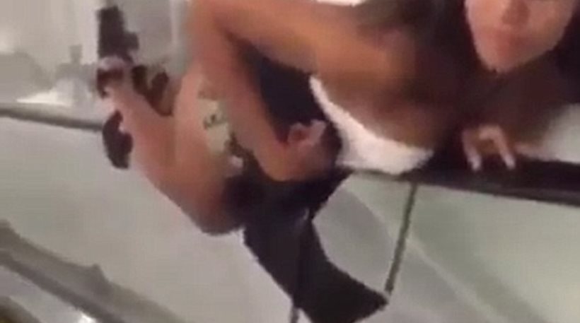 Τον προκάλεσε με τα οπίσθια της στις κυλιόμενες σκάλες κι έπεσε στο κενό (video)