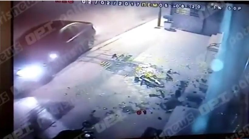 Πύργος: Μεθυσμένος οδηγός “μπουκάρει” σε κουρείο και το διαλύει (video)