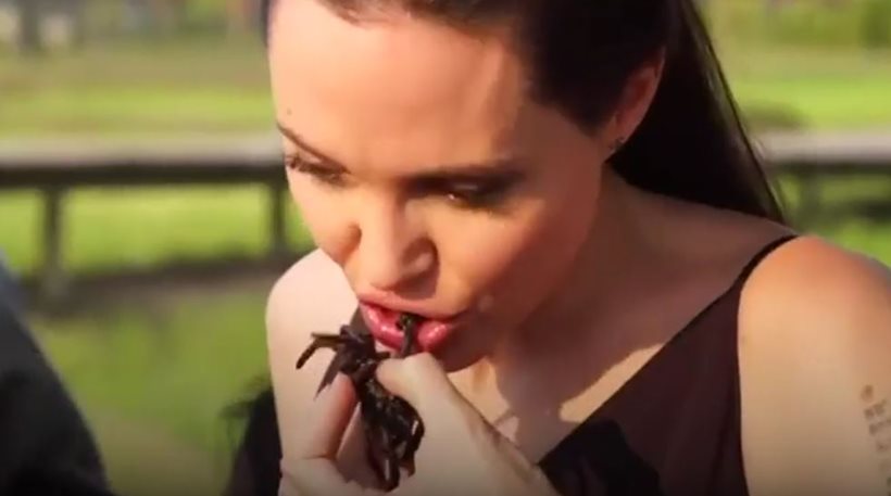 Σοκαριστικό video: Η πανέμορφη Τζολί και τα παιδιά της τρώνε σκορπιούς και ταραντούλες