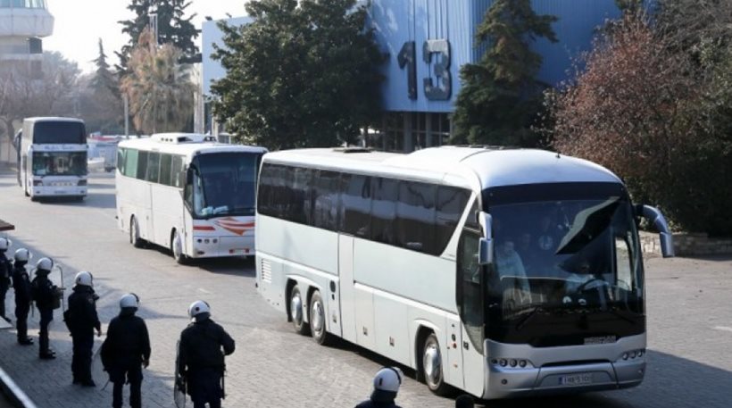 Τρόμος στη Θεσσαλονίκη: Φανατικός οπαδός πήγε να ρίξει πούλμαν στους άντρες της ΕΛ.ΑΣ.